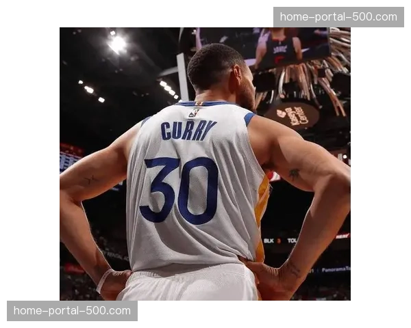 特写：在更衣室里，斯蒂芬·库里独自加练投篮的背影